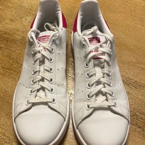 Worn 2x adidas Stan Smith sneakers. Youth size 6-women size 7